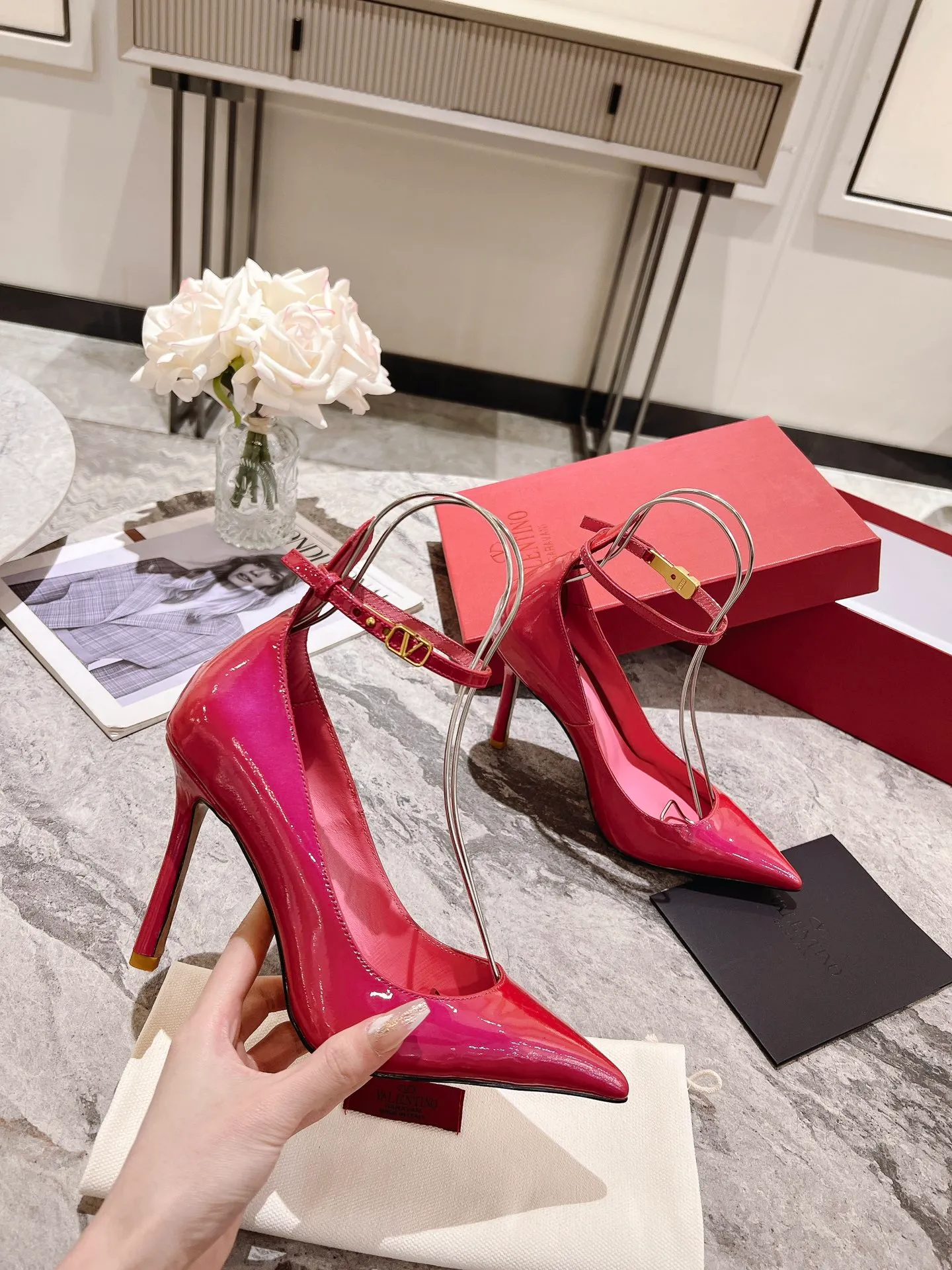 👟👟Ex-factory price 440👟👟 Genuine leather sole +40 Top version 𝑉𝐴𝐿𝐸𝑁𝑇𝐼𝑁𝑂 Valentino new spring and summer women's 6⃣️color patent leather shoes. Unique (small V-label buckle) hardware brings out a full sense of high-end, and the new season will live up to expectations! Worth buying ★ Qipi is absolutely high-grade ❥Original method, absolutely sensual ❥Elegant style, creating a different feeling, simple and elegant style!  Code number: 35-41 (34-42 customized) Fabric: Imported patent leather Lining: Sheepskin lining Heel height: 7cm-10cm2⃣️Various heel height options Leather outsole Rubber outsole